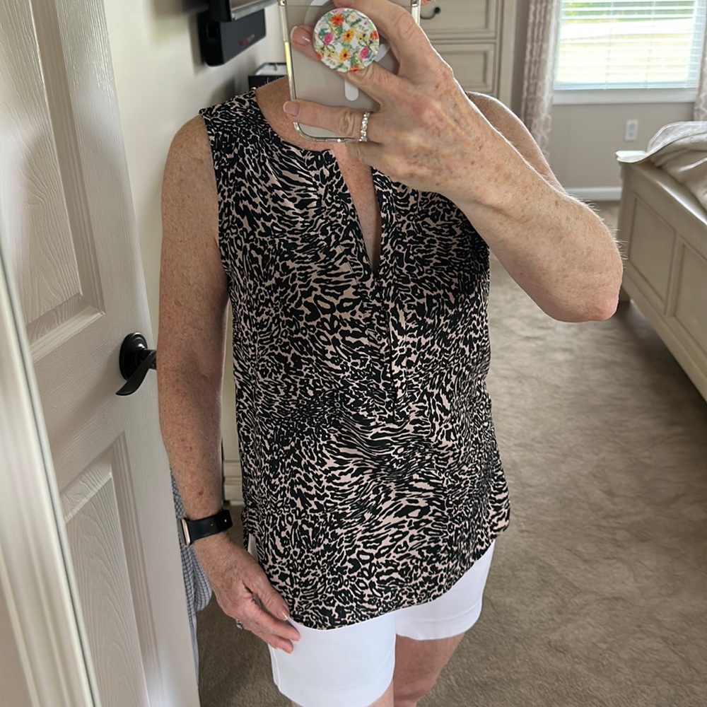 Dana Buchman Sleeveless V neck with small buttons at the neck line tunic blouse